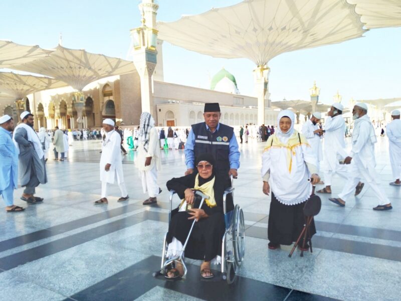 Ketua Kloter 2 Batam, Erman Zarruddin mengantar jamaah ke masjid Nabawi. Foto: INIKEPRI.COM