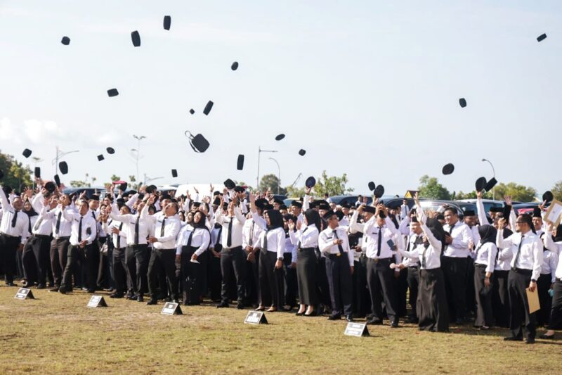 Upacara Penyerahan Surat Keputusan (SK) Pengangkatan CPNS dan PPPK Tahap 1 Formasi Tahun 2024 di Halaman Kantor Gubernur Kepri, Dompak, Tanjungpinang. Foto: INIKEPRI.COM