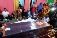 Sanak keluarga menangis saat jenazah Rizal Sampurna tiba di rumah duka di Sukowidi, Banyuwangi, Jawa Timur, Senin (12/5/2025). Rizal Sampurna yang meninggal dunia di Kamboja tempatnya bekerja sebagai admin judi online dan diduga menjadi korban Tindak Pidana Perdagangan Orang (TPPO) itu akhirnya tiba di rumah duka setelah proses pemulangan jenazahnya oleh KBRI Phnom Penh berlangsung hampir 2 bulan. Foto: ANTARA FOTO/Budi Candra Setya/YU