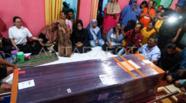 Sanak keluarga menangis saat jenazah Rizal Sampurna tiba di rumah duka di Sukowidi, Banyuwangi, Jawa Timur, Senin (12/5/2025). Rizal Sampurna yang meninggal dunia di Kamboja tempatnya bekerja sebagai admin judi online dan diduga menjadi korban Tindak Pidana Perdagangan Orang (TPPO) itu akhirnya tiba di rumah duka setelah proses pemulangan jenazahnya oleh KBRI Phnom Penh berlangsung hampir 2 bulan. Foto: ANTARA FOTO/Budi Candra Setya/YU