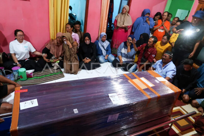 Sanak keluarga menangis saat jenazah Rizal Sampurna tiba di rumah duka di Sukowidi, Banyuwangi, Jawa Timur, Senin (12/5/2025). Rizal Sampurna yang meninggal dunia di Kamboja tempatnya bekerja sebagai admin judi online dan diduga menjadi korban Tindak Pidana Perdagangan Orang (TPPO) itu akhirnya tiba di rumah duka setelah proses pemulangan jenazahnya oleh KBRI Phnom Penh berlangsung hampir 2 bulan. Foto: ANTARA FOTO/Budi Candra Setya/YU