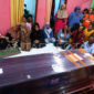 Sanak keluarga menangis saat jenazah Rizal Sampurna tiba di rumah duka di Sukowidi, Banyuwangi, Jawa Timur, Senin (12/5/2025). Rizal Sampurna yang meninggal dunia di Kamboja tempatnya bekerja sebagai admin judi online dan diduga menjadi korban Tindak Pidana Perdagangan Orang (TPPO) itu akhirnya tiba di rumah duka setelah proses pemulangan jenazahnya oleh KBRI Phnom Penh berlangsung hampir 2 bulan. Foto: ANTARA FOTO/Budi Candra Setya/YU