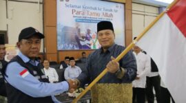 Senyum bahagia dan rasa syukur terpancar dari wajah 445 jemaah haji Kloter BTH 10 asal Kabupaten Indragiri Hulu dan Kuantan Singingi, yang akhirnya tiba kembali di tanah air usai menunaikan rukun Islam kelima di Tanah Suci. Foto: INIKEPRI.COM
