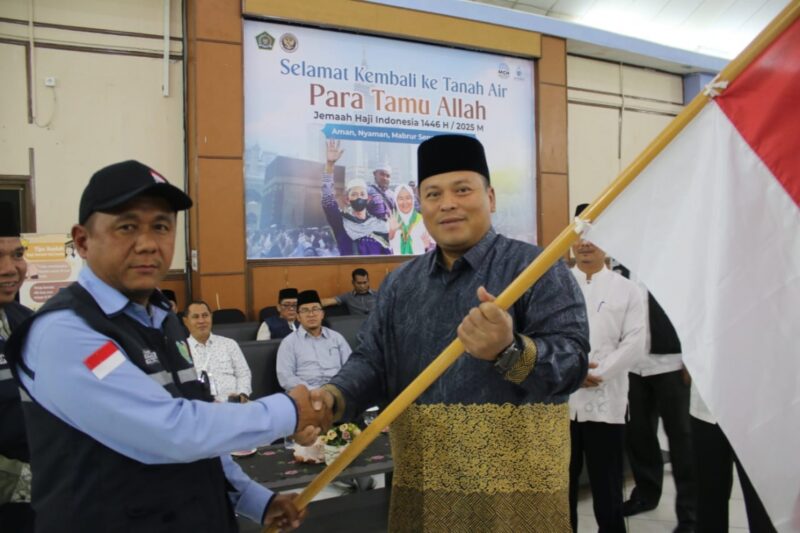 Senyum bahagia dan rasa syukur terpancar dari wajah 445 jemaah haji Kloter BTH 10 asal Kabupaten Indragiri Hulu dan Kuantan Singingi, yang akhirnya tiba kembali di tanah air usai menunaikan rukun Islam kelima di Tanah Suci. Foto: INIKEPRI.COM