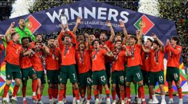 Kapten Timnas Portugal Cristiano Ronaldo (tengah) mengangkat trofi UEFA Nations League setelah menjadi juara dengan mengalahkan Timnas Spanyol di partai final, di Stadion Allianz Arena, Muenchen, Jerman, Minggu (8/6/2025). Foto: INIKEPRI.COM/UEFA.com