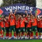 Kapten Timnas Portugal Cristiano Ronaldo (tengah) mengangkat trofi UEFA Nations League setelah menjadi juara dengan mengalahkan Timnas Spanyol di partai final, di Stadion Allianz Arena, Muenchen, Jerman, Minggu (8/6/2025). Foto: INIKEPRI.COM/UEFA.com