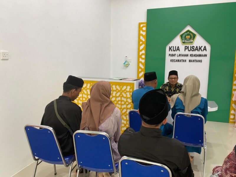 Sebanyak tiga pasang calon pengantin di Kecamatan Mantang diberikan bimbingan pernikahan. Foto: INIKEPRI.COM