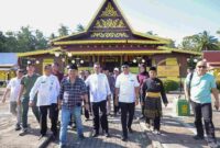 Wakil Wali Kota Tanjungpinang, Raja Ariza, mendampingi Gubernur Kepulauan Riau Ansar Ahmad dalam kunjungan tiga gubernur dari Jawa Tengah, Lampung, dan Maluku Utara ke Pulau Penyengat, Jumat (13/6/2025). Foto: INIKEPRI.COM