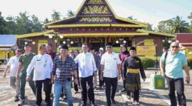 Wakil Wali Kota Tanjungpinang, Raja Ariza, mendampingi Gubernur Kepulauan Riau Ansar Ahmad dalam kunjungan tiga gubernur dari Jawa Tengah, Lampung, dan Maluku Utara ke Pulau Penyengat, Jumat (13/6/2025). Foto: INIKEPRI.COM
