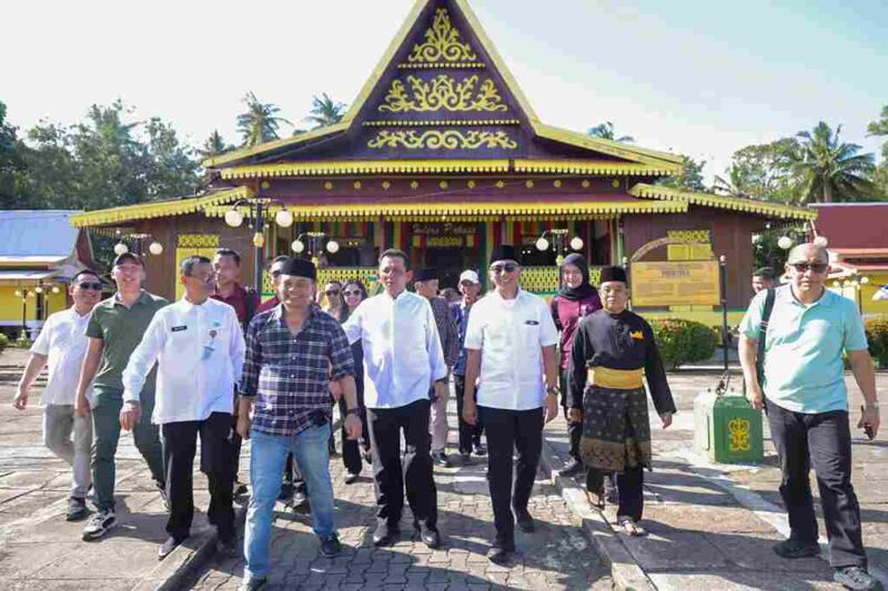 Wakil Wali Kota Tanjungpinang, Raja Ariza, mendampingi Gubernur Kepulauan Riau Ansar Ahmad dalam kunjungan tiga gubernur dari Jawa Tengah, Lampung, dan Maluku Utara ke Pulau Penyengat, Jumat (13/6/2025). Foto: INIKEPRI.COM