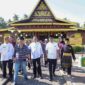 Wakil Wali Kota Tanjungpinang, Raja Ariza, mendampingi Gubernur Kepulauan Riau Ansar Ahmad dalam kunjungan tiga gubernur dari Jawa Tengah, Lampung, dan Maluku Utara ke Pulau Penyengat, Jumat (13/6/2025). Foto: INIKEPRI.COM