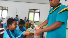 Madrasah Ibtidaiyah (MI) Darul Ulum Ranai resmi memulai pelaksanaan Program Makan Siang Gratis Bergizi yang diberikan oleh Badan Gizi Nasional. Foto; INIKEPRI.COM