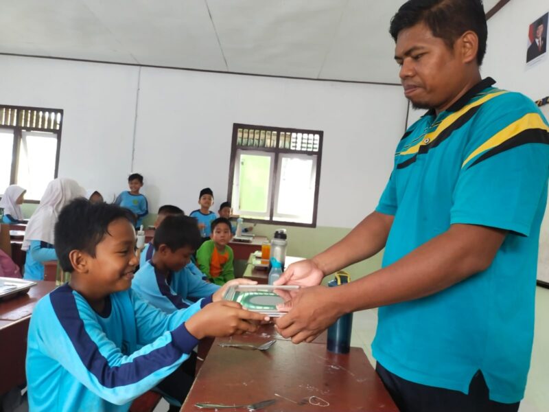 Madrasah Ibtidaiyah (MI) Darul Ulum Ranai resmi memulai pelaksanaan Program Makan Siang Gratis Bergizi yang diberikan oleh Badan Gizi Nasional. Foto; INIKEPRI.COM