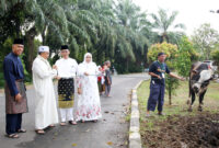 Amsakar Achmad dan istri, Erlita Sari, pada momen Iduladha 1444 H. Foto: Arsip INIKEPRI.COM