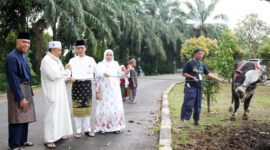 Amsakar Achmad dan istri, Erlita Sari, pada momen Iduladha 1444 H. Foto: Arsip INIKEPRI.COM
