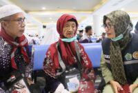 Darma, seorang jemaah haji tertua (tengah) asal Jambi yang berusia 93 tahun jadi inspirasi. Foto: INIKEPRI.COM/Kemenag Kepri