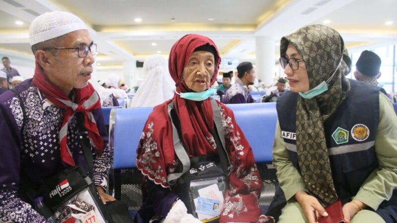 Darma, seorang jemaah haji tertua (tengah) asal Jambi yang berusia 93 tahun jadi inspirasi. Foto: INIKEPRI.COM/Kemenag Kepri