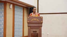 Wali Kota Batam, Amsakar Achmad, menyampaikan Rancangan Peraturan Daerah (Ranperda) tentang Rencana Pembangunan Jangka Menengah Daerah (RPJMD) Kota Batam Tahun 2025-2029 dalam rapat paripurna DPRD Kota Batam, Rabu (14/5/2025) lalu. Foto: INIKEPRI.COM