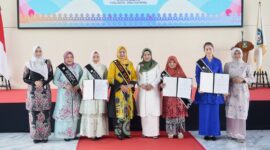 Bunda PAUD Provinsi Kepulauan Riau Hj. Dewi Kumalasari Ansar secara resmi melantik Bunda PAUD Kabupaten/Kota se-Provinsi Kepulauan Riau untuk periode 2025–2030. Pelantikan ini berlangsung di Gedung Dekranasda, Tanjungpinang, Senin (16/6). Foto: INIKEPRI.COM/KepriProv 