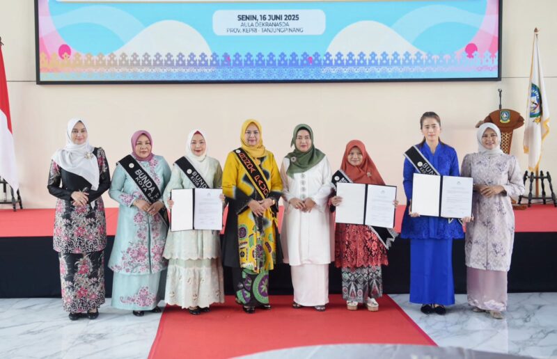 Bunda PAUD Provinsi Kepulauan Riau Hj. Dewi Kumalasari Ansar secara resmi melantik Bunda PAUD Kabupaten/Kota se-Provinsi Kepulauan Riau untuk periode 2025–2030. Pelantikan ini berlangsung di Gedung Dekranasda, Tanjungpinang, Senin (16/6). Foto: INIKEPRI.COM/KepriProv 