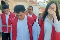 Sahril Sidik, Abdul Rahim, Oskar dan Meilisa saat keluar sari ruang sidang usai diadili di Pengadilan Negeri Surabaya, Rabu (11/6/2025). Empat sekawan ini didakwa membobol Bank Jatim senilai Rp 119 miliar, lalu dikaburkan dengan membeli aset kripto. Foto: SURYA/ TONY HERMAWAN