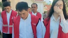 Sahril Sidik, Abdul Rahim, Oskar dan Meilisa saat keluar sari ruang sidang usai diadili di Pengadilan Negeri Surabaya, Rabu (11/6/2025). Empat sekawan ini didakwa membobol Bank Jatim senilai Rp 119 miliar, lalu dikaburkan dengan membeli aset kripto. Foto: SURYA/ TONY HERMAWAN