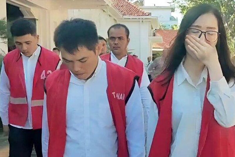 Sahril Sidik, Abdul Rahim, Oskar dan Meilisa saat keluar sari ruang sidang usai diadili di Pengadilan Negeri Surabaya, Rabu (11/6/2025). Empat sekawan ini didakwa membobol Bank Jatim senilai Rp 119 miliar, lalu dikaburkan dengan membeli aset kripto. Foto: SURYA/ TONY HERMAWAN