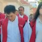 Sahril Sidik, Abdul Rahim, Oskar dan Meilisa saat keluar sari ruang sidang usai diadili di Pengadilan Negeri Surabaya, Rabu (11/6/2025). Empat sekawan ini didakwa membobol Bank Jatim senilai Rp 119 miliar, lalu dikaburkan dengan membeli aset kripto. Foto: SURYA/ TONY HERMAWAN