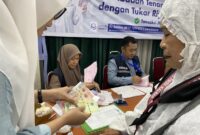 Embarkasi Batam membagikan living cost kepada jamaah. Foto: INIKEPRI.COM