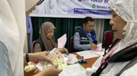 Embarkasi Batam membagikan living cost kepada jamaah. Foto: INIKEPRI.COM