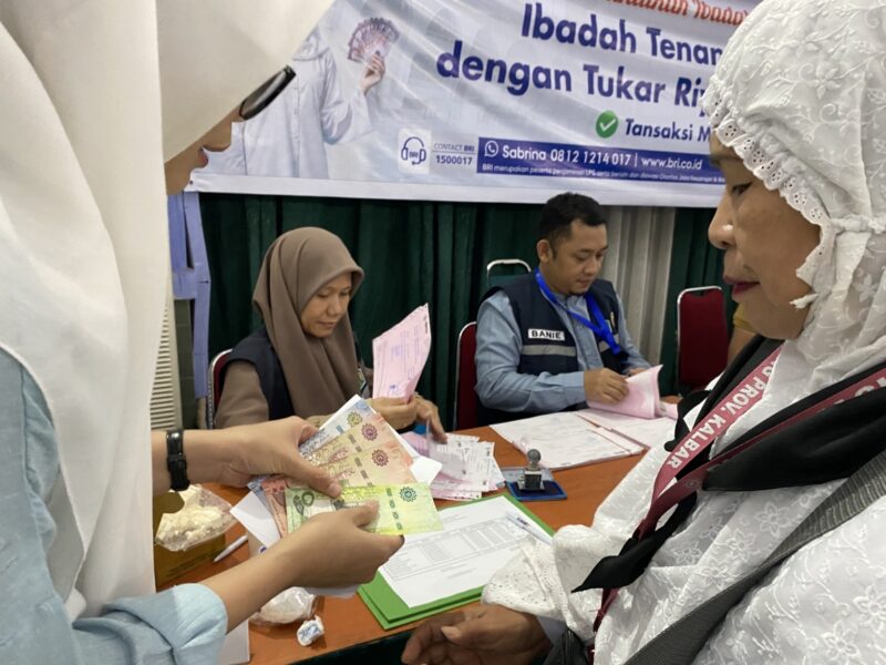 Embarkasi Batam membagikan living cost kepada jamaah. Foto: INIKEPRI.COM