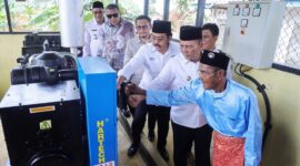 Gubernur Kepulauan Riau H Ansar Ahmad kembali menegaskan komitmennya dalam mewujudkan kebutuhan dasar bagi masyarakat pulau-pulau terluar dengan meresmikan pembangunan Genset 80 kVA beserta jaringan listrik di Pulau Bahan, Desa Keban, Kecamatan Sugie Besar, Kabupaten Karimun, Jumat (20/6/2025). Foto: INIKEPRI.COM/KepriProv 