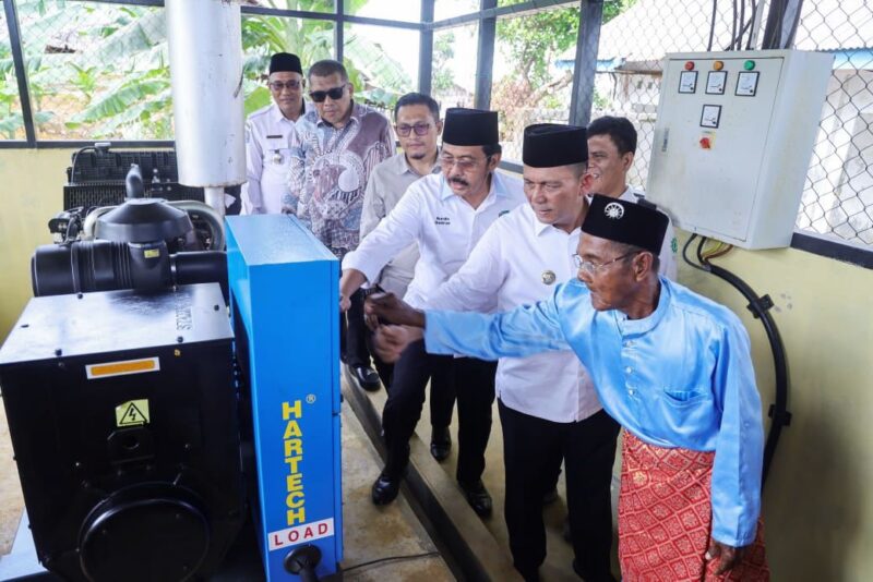 Gubernur Kepulauan Riau H Ansar Ahmad kembali menegaskan komitmennya dalam mewujudkan kebutuhan dasar bagi masyarakat pulau-pulau terluar dengan meresmikan pembangunan Genset 80 kVA beserta jaringan listrik di Pulau Bahan, Desa Keban, Kecamatan Sugie Besar, Kabupaten Karimun, Jumat (20/6/2025). Foto: INIKEPRI.COM/KepriProv 
