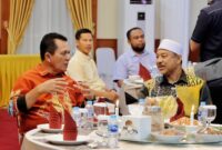 Gubernur Kepulauan Riau, Ansar Ahmad, menjamu Menteri Besar Kelantan, Yang Amat Berhormat Dato’ Panglima Perang Ustaz Dato’ Haji Mohd Nassurudin, beserta sang istri, Datin Wan Nor Hanita, dalam sebuah jamuan makan malam yang berlangsung di Gedung Daerah, Tanjungpinang, pada Selasa (10/6). Foto: INIKEPRI.COM/KepriProv 
