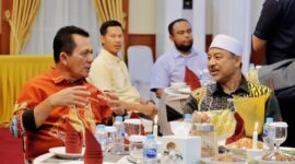 Gubernur Kepulauan Riau, Ansar Ahmad, menjamu Menteri Besar Kelantan, Yang Amat Berhormat Dato’ Panglima Perang Ustaz Dato’ Haji Mohd Nassurudin, beserta sang istri, Datin Wan Nor Hanita, dalam sebuah jamuan makan malam yang berlangsung di Gedung Daerah, Tanjungpinang, pada Selasa (10/6). Foto: INIKEPRI.COM/KepriProv 