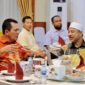 Gubernur Kepulauan Riau, Ansar Ahmad, menjamu Menteri Besar Kelantan, Yang Amat Berhormat Dato’ Panglima Perang Ustaz Dato’ Haji Mohd Nassurudin, beserta sang istri, Datin Wan Nor Hanita, dalam sebuah jamuan makan malam yang berlangsung di Gedung Daerah, Tanjungpinang, pada Selasa (10/6). Foto: INIKEPRI.COM/KepriProv 
