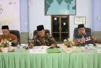 Sekretaris PPIH Debarkasi Batam, Zulkarnain (kanan) dalam rapat pemulangan jemaah haji tahun 1446 H. Foto: INIKEPRI.COM