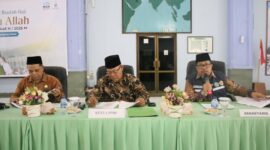 Sekretaris PPIH Debarkasi Batam, Zulkarnain (kanan) dalam rapat pemulangan jemaah haji tahun 1446 H. Foto: INIKEPRI.COM