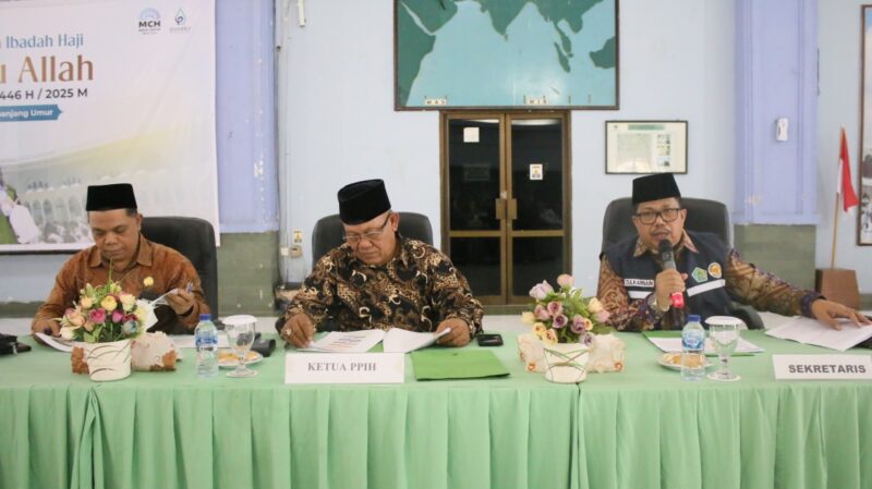 Sekretaris PPIH Debarkasi Batam, Zulkarnain (kanan) dalam rapat pemulangan jemaah haji tahun 1446 H. Foto: INIKEPRI.COM