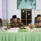 Sekretaris PPIH Debarkasi Batam, Zulkarnain (kanan) dalam rapat pemulangan jemaah haji tahun 1446 H. Foto: INIKEPRI.COM