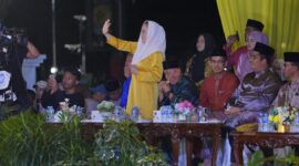 Natuna, Cen Sui Lan, hadir langsung dalam acara pembukaan Seleksi Tilawatil Qur’an dan Hadis (STQH) ke-11 Tingkat Provinsi Kepulauan Riau yang digelar di Gedung Daerah Tanjungpinang, Sabtu malam (21/6/2025). Foto: INIKEPRI.COM