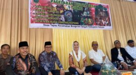 Bupati Natuna, Cen Sui Lan, dan Wakil Bupati, Jarmin, dalam Pagelaran Budaya Desa Tapau, Kecamatan Bunguran Tengah, Sabtu (28/6/2025). Foto: Istimewa 