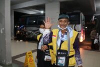 Jemaah haji asal Pekanbaru lambaikan tangan saat menuju Aula Arafah 1 Asrama Haji Batam. Foto: INIKEPRI.COM