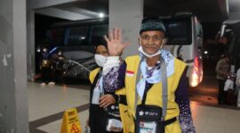 Jemaah haji asal Pekanbaru lambaikan tangan saat menuju Aula Arafah 1 Asrama Haji Batam. Foto: INIKEPRI.COM