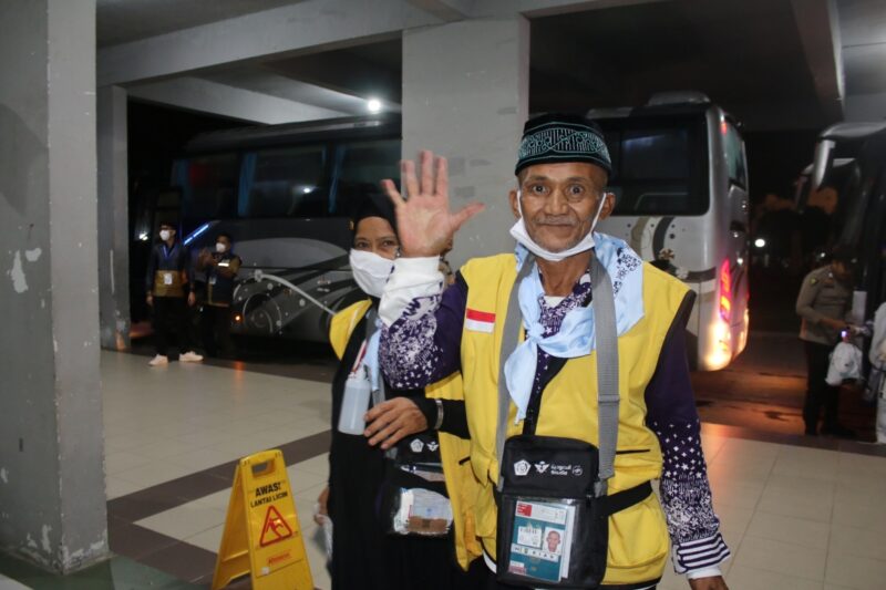 Jemaah haji asal Pekanbaru lambaikan tangan saat menuju Aula Arafah 1 Asrama Haji Batam. Foto: INIKEPRI.COM