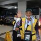 Jemaah haji asal Pekanbaru lambaikan tangan saat menuju Aula Arafah 1 Asrama Haji Batam. Foto: INIKEPRI.COM