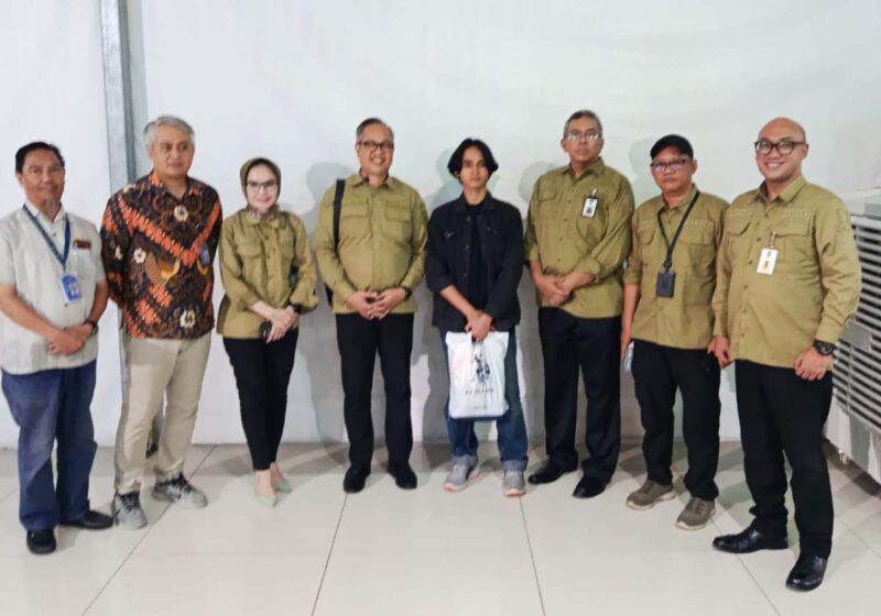 Muhammad Taqi Askari bersama Kepala Badan Penghubung Kepri Endrie Djoko Satrio (empat dari kiri) sesaat setelah dijemput di Terminal 3 Kedatangan Bandara Soekarno-Hatta. Foto: Badan Penghubung Kepri