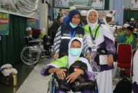 Suasana haru mewarnai Bandara Internasional Hang Nadim, Batam, saat 442 jemaah haji asal Pelalawan, Indragiri Hulu, dan Pekanbaru tiba kembali di tanah air, Kamis (19/6/2025) pukul 23.57 WIB. Foto: INIKEPRI.COM