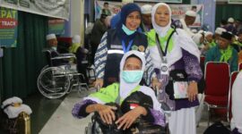 Suasana haru mewarnai Bandara Internasional Hang Nadim, Batam, saat 442 jemaah haji asal Pelalawan, Indragiri Hulu, dan Pekanbaru tiba kembali di tanah air, Kamis (19/6/2025) pukul 23.57 WIB. Foto: INIKEPRI.COM