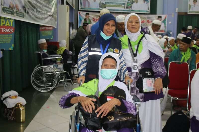 Suasana haru mewarnai Bandara Internasional Hang Nadim, Batam, saat 442 jemaah haji asal Pelalawan, Indragiri Hulu, dan Pekanbaru tiba kembali di tanah air, Kamis (19/6/2025) pukul 23.57 WIB. Foto: INIKEPRI.COM